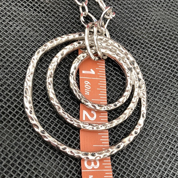 🆕HUGE HAMMERED LOOK SILVER TONE PENDANT WITH THREE CIRCLES. NECK CHAIN IS 20” - Picture 6 of 8